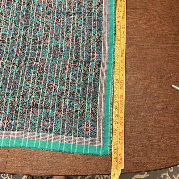 Green Scarf Paisley 29x30 preowned - Picture 2 of 5